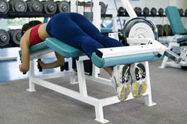 The starting position of the lying leg curl machine